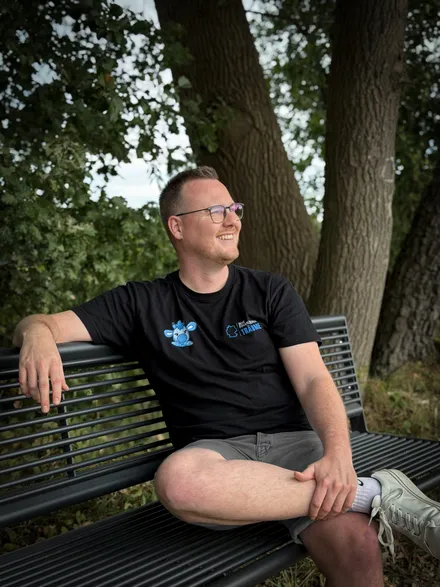 Kevin Helms, entspannt draußen auf einer Bank