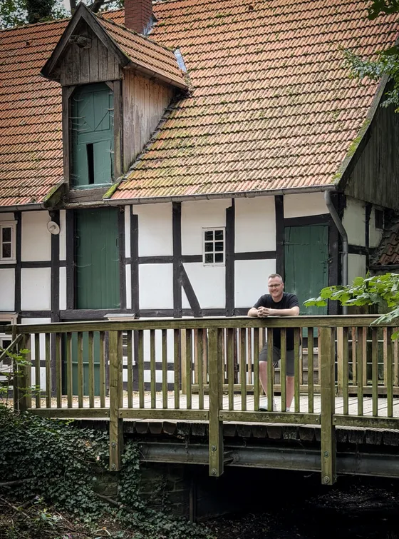 Kevin Helms vor einem Fachwerkhaus
