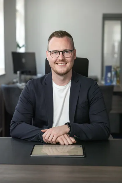 Kevin Helms, Finanzierungsvermittler