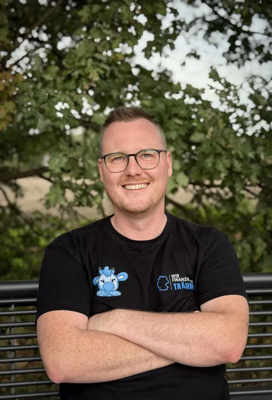 Kevin Helms, Porträt im Grünen