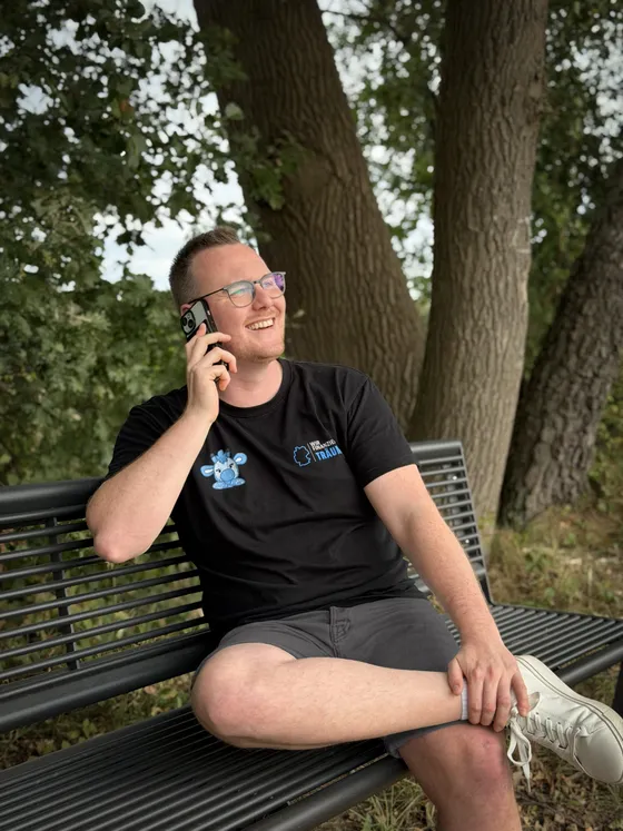 Kevin Helms im Gespräch am Telefon