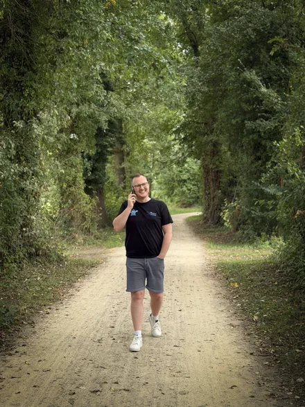 Kevin Helms unterwegs auf einem Weg