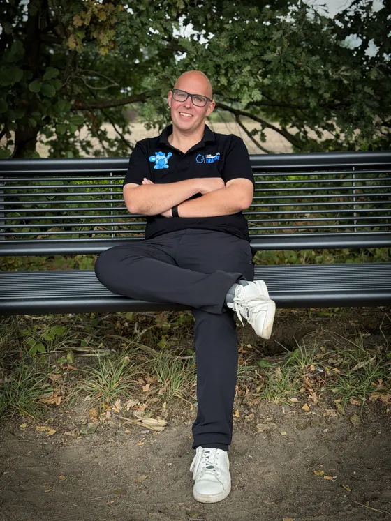 Sören Kämmerling, entspannt auf einer Bank