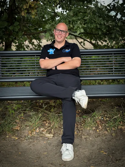 Sören Kämmerling, entspannt draußen auf einer Bank
