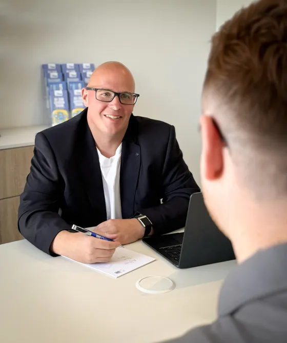 Sören Kämmerling im Beratungsgespräch am Tisch