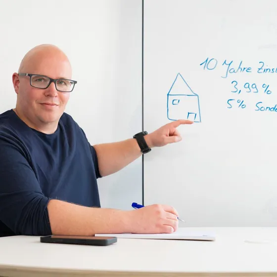 Sören Kämmerling erklärt am Whiteboard Zinsbindung und Sondertilgung