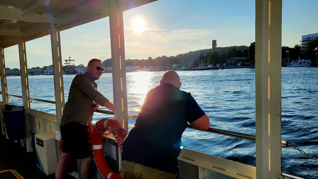Zwei aus dem Team bei Sonnenuntergang am Wasser