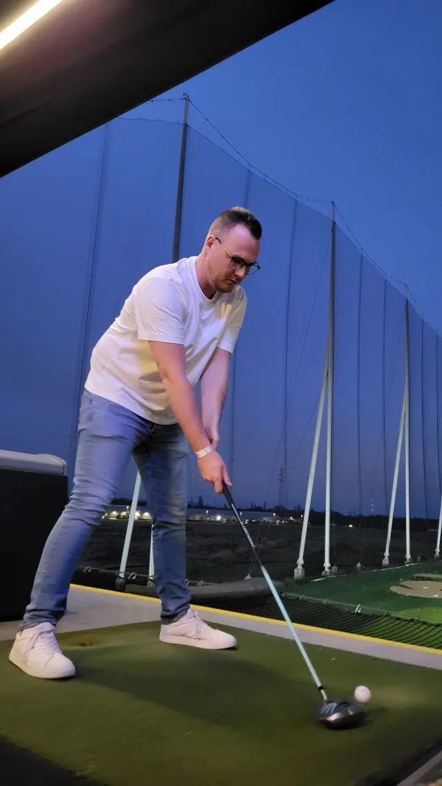 Ein Teammitglied abends auf der Driving Range