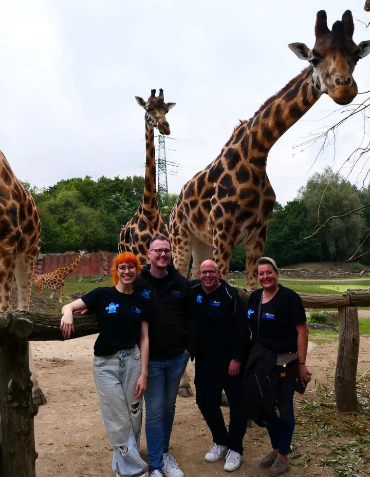 Das Team im Träume-Shirt bei den Giraffen der ZOOM Erlebniswelt Gelsenkirchen